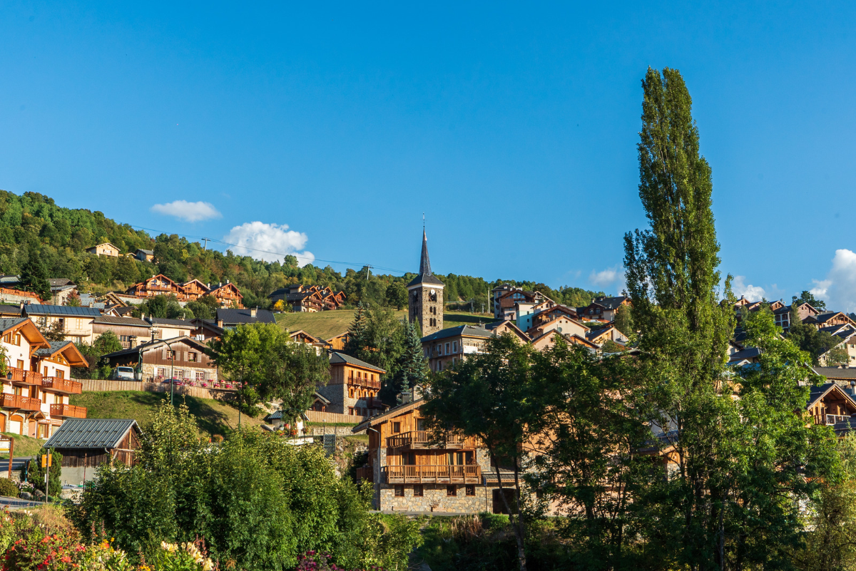 L’été, le village de Saint-Martin-de-Belleville dévoile tout son charme alpin entre prairies fleuries, ruelles authentiques et randonnées panoramiques au cœur des montagnes.