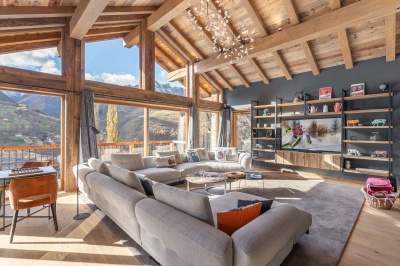 Pièce à vivre moderne chalet