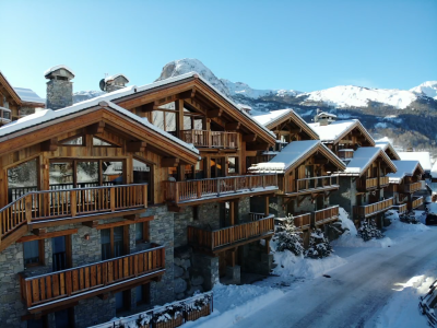 Chalet sous la neige